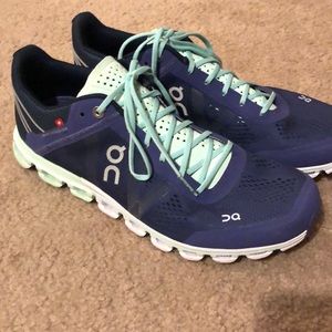ON cloud flow running shoes. Women size 10.